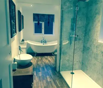 Bathroom with a bathtub, toilet and glass-screened shower